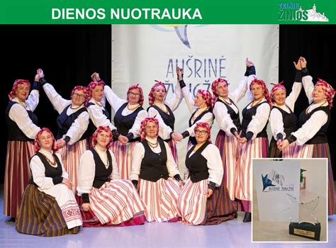 Grupė moterų, džiaugsmingai šokančių lauke