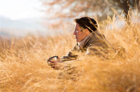 Žmogus, medituojantis gamtoje