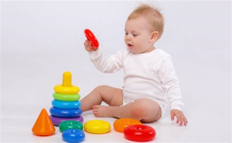 kūdikis žaidžia su lavinamaisiais žaislais