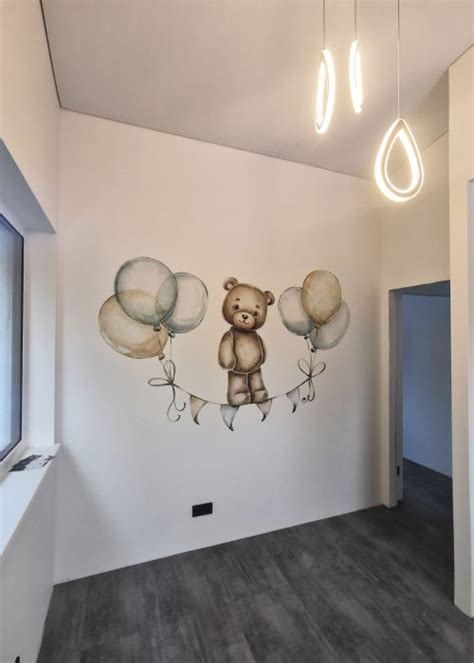 Erdvus butas su vaikų piešiniais ant sienų