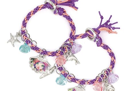 Vaikai daro draugystės apyrankes