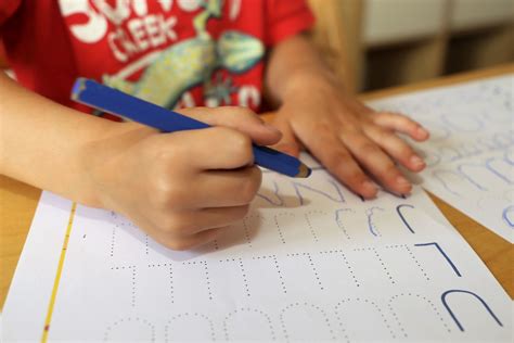 vaikas mokosi raidžių