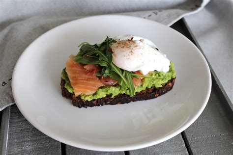 Vaizdingas sumuštinio su avokadu, lašiša ir kiaušiniu pavyzdys