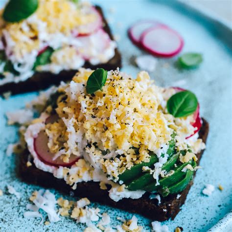 Nuotrauka vaizduojanti keptą kiaušinį su skystu tryniu ant sumuštinio