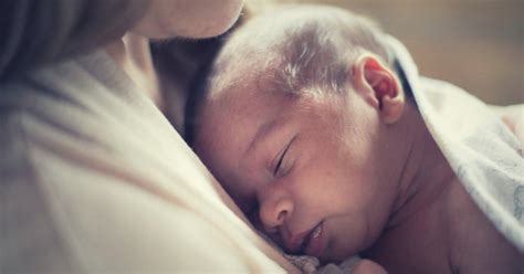 Motina glaudžia naujagimį