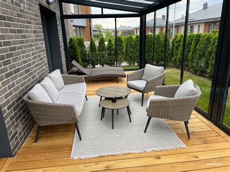 erdvus namų interjeras su lauko baldais