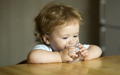 vaikas geria vandenį