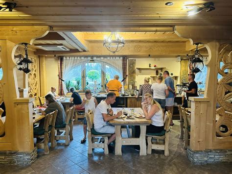 Šeima atsipalaiduoja terminiuose baseinuose