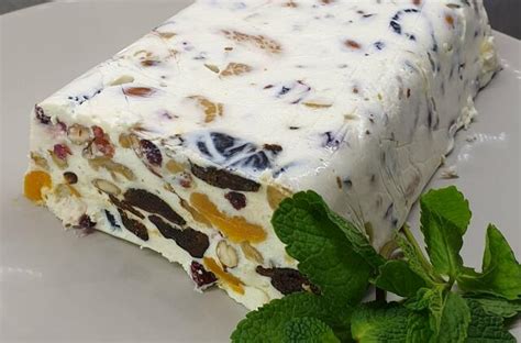 varškės ir vaisių desertas