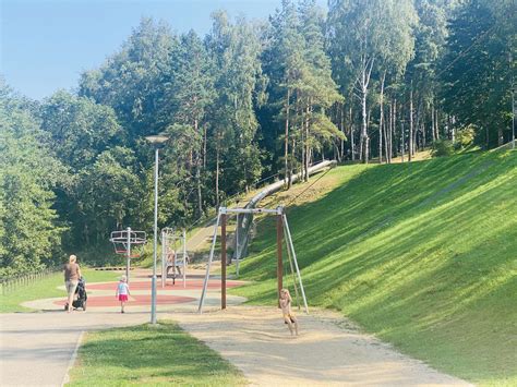 Vaikų dvarelis lauko aplinka su vaikais