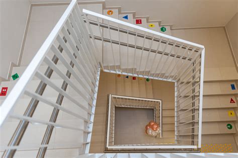 Darželio patalpos, kuriose yra daug vaikų