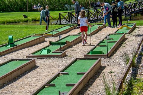Vaizdas su vaikais, žaidžiančiais lauke