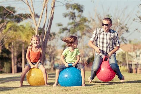 vaikas žaidžia su kamuoliu ir netyčia sudaužo langą