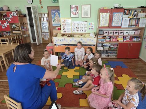 Vaikai su vadovu, mokydamiesi anglų kalbos per žaidimus