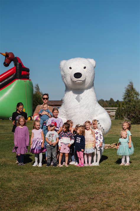 Vaikų grupė, džiaugdamiesi gamtoje