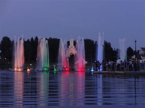 Dauniškio parkas su fontanu ir apšviestais takeliais
