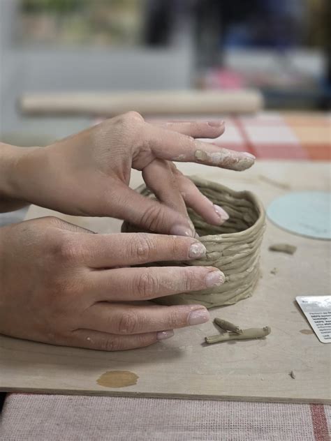 keramikos dirbtuvės su puodų žiedimo staklėmis