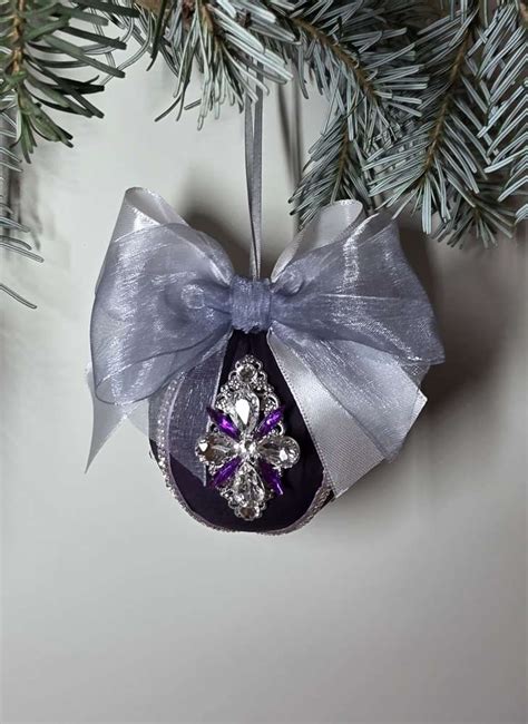 Šventiškai papuoštas vaiko rankų darbo kalėdinis žaisliukas