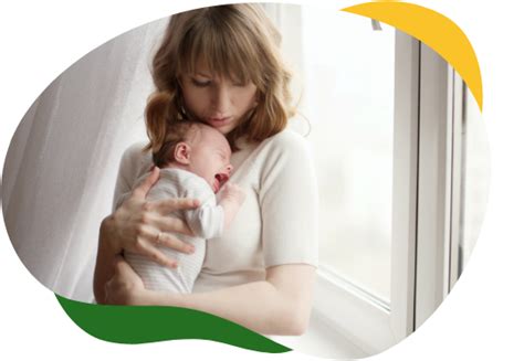 Motina ramina kūdikį glėbyje