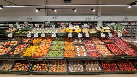 įvairių daržovių ir vaisių asortimentas