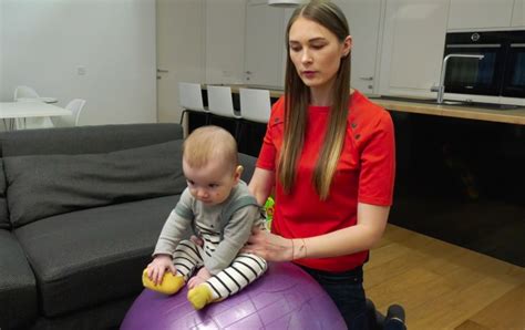 Kūdikis ant didelio gimnastikos kamuolio