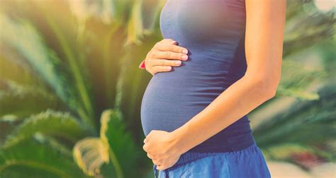 Nėščios moters pilvas su matomais kūdikio judesiais