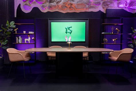 Televizijos studija su laidų vedėjais