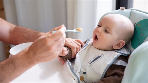 Kūdikis valgantis bananą