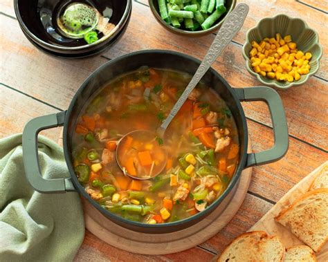 Kūdikis su daržovių gabaliukais