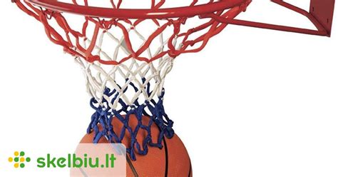 vaikas su krepšinio kamuoliu lauke