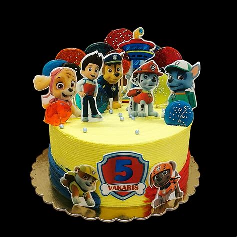 vaikiškas tortas su animacinių herojų figūrėlėmis