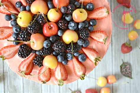 tortas skaičius su vaisių ir uogų dekoracijomis