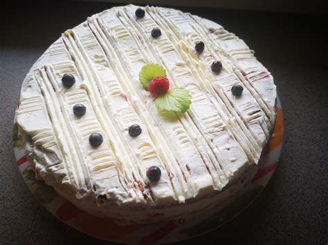 paprastas biskvitinis tortas su grietinėlės pertepimu