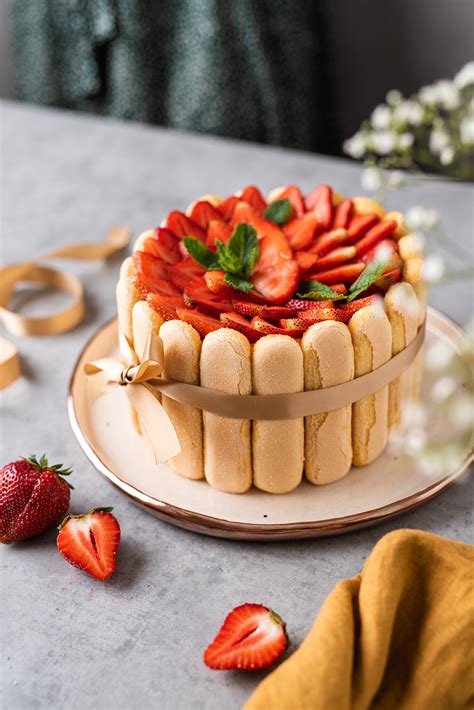 vaisinis tortas su braškėmis ir mėlynėmis