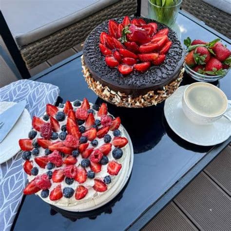 Jūratės Gulbinienės kepyklėlės vitrina su įvairiais tortais