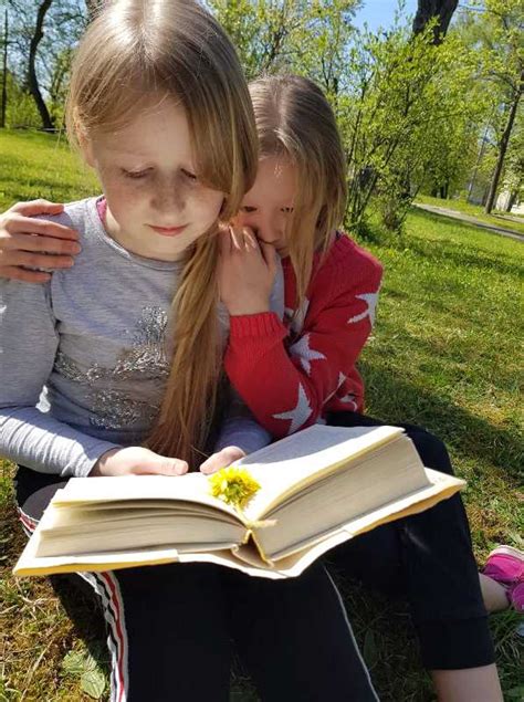 vaikai skaito žurnalą