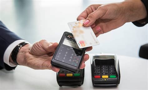 vaikas su banko kortele