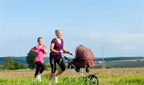 vaikas sportuoja su fizioterapeutu