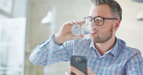 vaikas geria vandeni