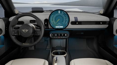 Vaizdas automobilio salono su vairu ir prietaisų skydeliu