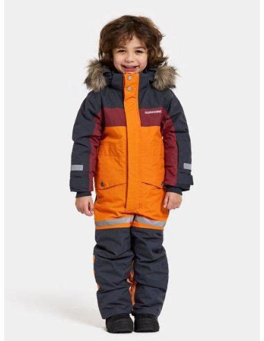 vaikas su kombinezonu