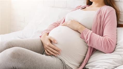 Nėščia moteris galvoja apie gimdymą