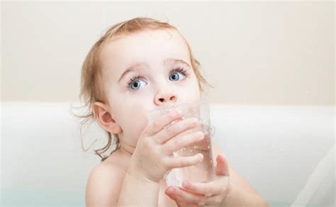 vaikas geria skysčius