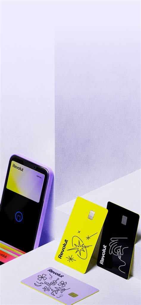 vaikų rankos laikančios Revolut kortelę