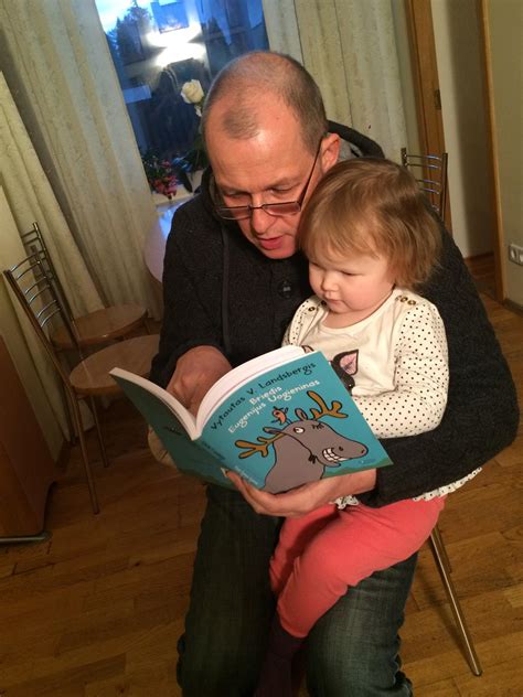 Nėščia moteris ir jos partneris skaito knygą apie nėštumą