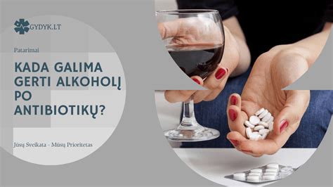 vaiko ranka laiko antibiotikų buteliuką