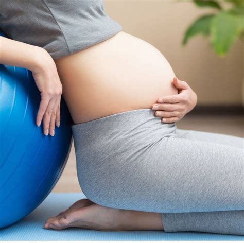 Nėščioji atlieka pratimus lauke