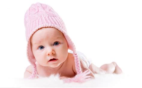 kūdikis su kepure lauke