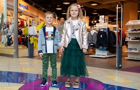 Šeima su vaikais apsipirkinėja 