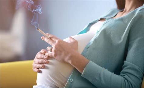 nėščia moteris rūko cigaretę